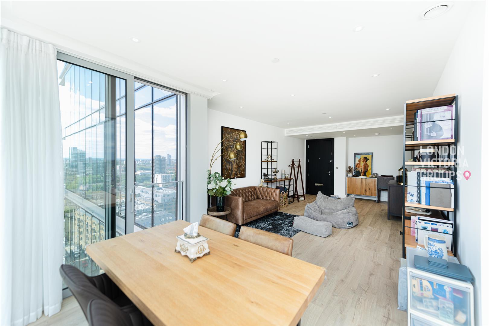 2 bed property in Cassia House, 30 Piazza Walk, London
